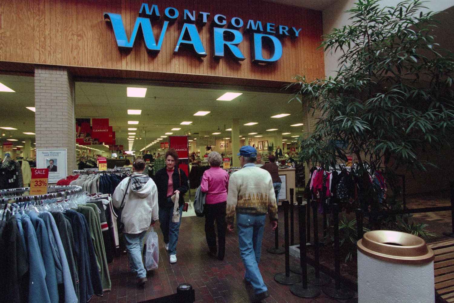 Montgomery Ward at Rimrock Mall, 1999